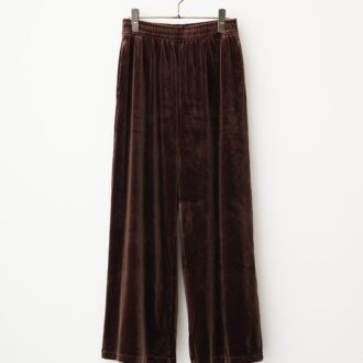 【UNIQLOで指名買い】50代が選ぶべき一着
ツヤありパンツを一点投入すればクラス感アップ