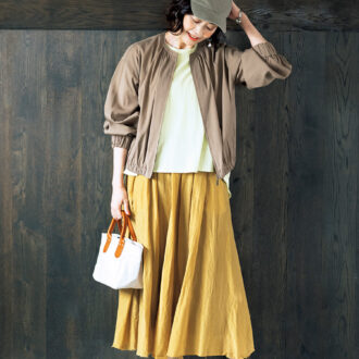 カットソー¥23 ,100 ／プレインピープル（プレインピープル 青山）、スカート¥41,800／パドカレ（パドカレ六本木）、キャップ¥19 ,800 ／ミュールバウアー（アッシュ・ペー・フランス）、バングル¥7 ,150／イエルズ、ピアス¥3 ,180 ／ エルワイナウ（ともにロードス）、バッグ¥11,000 ／クリード（クリード プレスルーム）、スニーカー¥5 ,390 ／トレトン（玉井産業）