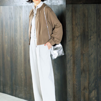 オールインワン¥20,900 ／ノーク、シャツ¥28,600／ロワズィール、イヤカフ¥12 ,100 ／アビステ、バッグ¥36 ,300 ／テッセンクリエーション、ショートブーツ¥47 ,300 ／ショセ（プリュス バイ ショセ）