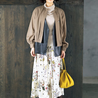 ジレ¥27,500／シップス プライマリー ネイビー レーベル（シップス インフォメーションセンター）、ニット¥29, 700／エンリカ（アッシュプラスエリオトロープ）、スカート¥75,900／デ・デュエ（アッシュ・ペー・フランス）、バッグ¥8,690／クリード（クリード プレスルーム）、ブローチ