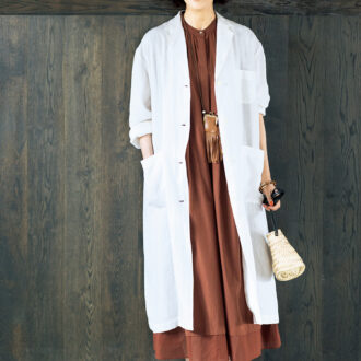 ワンピース¥48 ,400 ／レキップ、ネックレス¥30 ,800 ／トレマイデ（プレインピープル 青山）、ブレスレット¥7 ,830 ／アビステ、バッグ¥8 ,800／ケッシュ ル エッセンシャル（ザ エディット ストア）、シューズ¥14 ,300 ／クラウン（GMT）