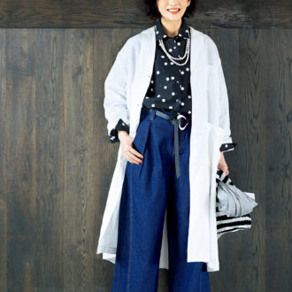 シャツ¥26,400、パンツ¥20,900／ともにル シェル ド ハリス（金万）、ネックレス¥17 ,280 ／アビステ、ベルト¥13 ,200 ／ レフィエ、バッグ¥30 ,800 ／キリムアーツ（ともにフラッパーズ）、シューズ¥94 ,600 ／パラブーツ（パラブーツ青山店）、バッグに入れたストール¥24 ,200 ／ケイハヤマ プリュス