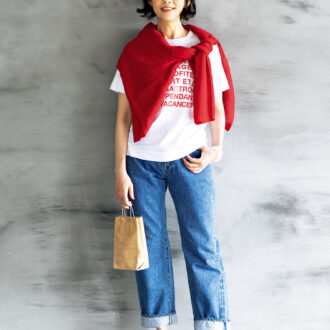 Tシャツ ￥13,200／シップス プライマリー ネイビー レーベル、デニムパンツ￥19,800／セット × シップス プライマリー ネイビー レーベル（ともにシップス インフォメーションセンター）、帽子￥55, 000／ボルサリーノ（中央帽子）、ブレスレット￥45,760／ ボロン（ロードス）、バッグ￥104, 500／ドメスティック（アッシュ・ペー・フランス）、サンダル￥35,200／キリムアーツ（フラッパーズ）