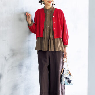 ブラウス￥50 ,600／スズキ タカユキ、パンツ￥36 ,300／プレインピープル（プレインピープル 青山）、ネックレス￥3 ,300 ／ボワット ドゥ マコ、ピアス￥68 ,200／ボロン（ともにロードス）、バッグ￥14 ,300 ／マニプリ、シューズ￥24 ,200 ／トラベルシューズ（プリュス バイ ショセ）