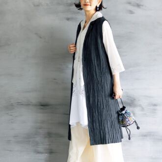 ブラウス¥20 ,900、シューズ¥28 ,600 ／ともにアデュー トリステス、エプロン¥53 ,900 ／エリテ（KMDファーム）、パンツ¥42 ,900 ／プレインピープル（プレインピープル 青山）、イヤリング¥63,800、ブレスレット¥29,700／ともにジェム・キングダム（アッシュ・ペー・フランス）、バッグ¥19 ,800 ／マルシェ（フラッパーズ）