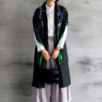 キャップ¥30 ,800 ／タバサ（パパス）、シャツ¥31 ,900 ／ ケイ ハヤマ プリュス、ストール¥16 ,500 ／マニプリ、スカート¥4 ,400 ／クロスファンクション（クロスプラス）、ピアス¥17 ,600、ブレスレット¥18 ,700 ／ともにクロディーヌ・ヴィトリー（アッシュ・ペー・フランス）、バッグ¥11 ,000 ／ハリス（金万）、ブーツ（10月発売予定）¥49 ,500 ／レキップ