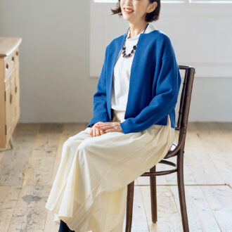 ジャケット￥20,900、ネックレス￥18,700／ともにハリス（金万）、ブラウス￥30,800、ワイドパンツ￥42,900／ともにプレインピープル（プレインピープル 青山）、シューズ￥48,400／ショセ（プリュス バイ ショセ）