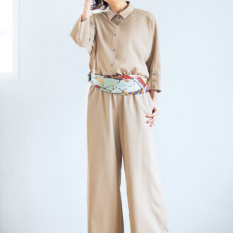 シャツ￥29,700、パンツ￥27,500／ともにモガ、スカーフ￥16,500／マニプリ、ショートブーツ￥47,300／ショセ（プリュス バイ ショセ）、ネックレス￥92,400、ピアス￥42,900／ともにダニエラ・デ・マルキ（アッシュ・ペー・フランス）