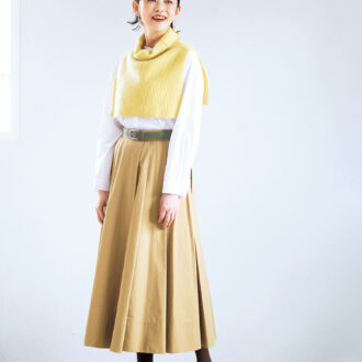 シャツ￥38,500、ベルト￥9,900／ともにタバサ（パパス）、ニットの付け衿￥20,900／ティッカ、スカート￥16,500／ノーク、シューズ￥41,800／ショセ（プリュスバイ ショセ）、イヤリング￥3,600／マミミ（ロードス）、タイツ／スタイリスト私物