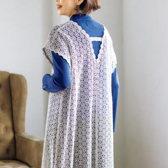 ワンピース￥51,700／ロワズィール、ニット￥28,600／レキップ