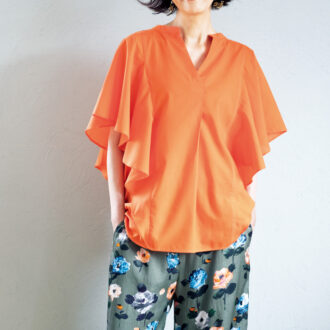 ブラウス￥3,960／クロス ファンクション（クロスプラス）、パンツ￥38,500／ハク、ピアス￥4,800／ヨリー（ロードス）