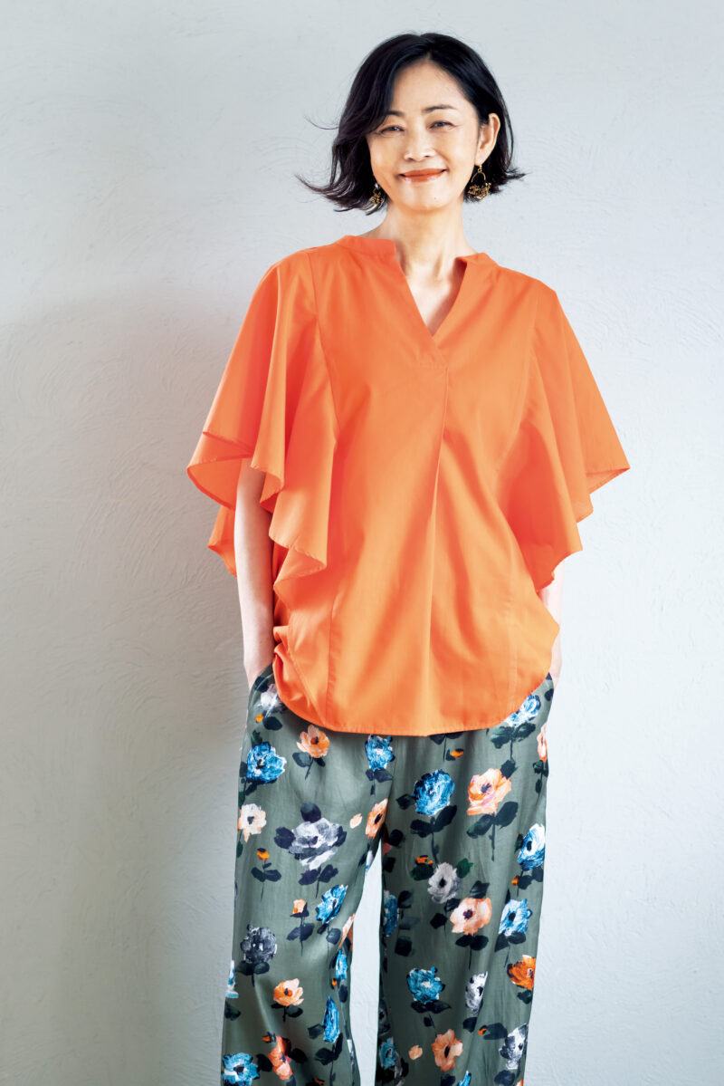 ブラウス￥3,960／クロス ファンクション（クロスプラス）、パンツ￥38,500／ハク、ピアス￥4,800／ヨリー（ロードス）