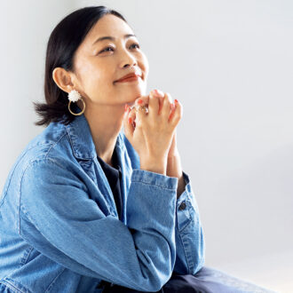イヤリング￥3,740／マチルダローズ、リング￥31,900／マイシャ（ともにロードス）、ジャケット￥57,200／パドカレ（パドカレ六本木）、インのカットソー￥8,800／ノーク