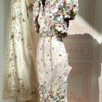 芸術品のようなドレスは「Lesage 刺繍とテキスタイル、100年の物語」に展示されていたもの