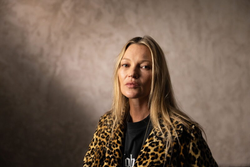 ケイト・モスの秘蔵映像も。『ジョン・ガリアーノ 世界一愚かな天才デザイナー』© 2023 KGB Films JG Ltd