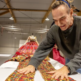 栄光と挫折、贖罪を語る。『ジョン・ガリアーノ 世界一愚かな天才デザイナー』© 2023 KGB Films JG Ltd