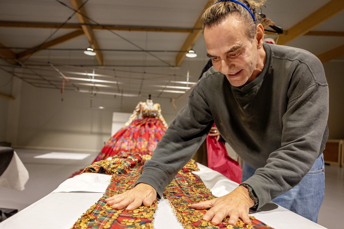 栄光と挫折、贖罪を語る。『ジョン・ガリアーノ 世界一愚かな天才デザイナー』© 2023 KGB Films JG Ltd