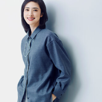 ブラウス￥31,900／ハイク（ボウルズ）、ノースリーブTシャツ￥9,900／グレーコード（ゲストリスト）