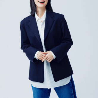 ジャケット￥99,000、シャツ￥49,500、 デニムパンツ￥58,300／すべてチノ （モールド）、ネックレス￥69,300、リ ング￥47,300／ともにブランイリス （ブランイリス トーキョー）