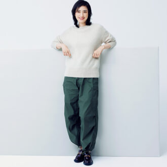 ニット￥39,600 ／ティッカ、パンツ￥52,800 ／ハイク（ボウルズ）、ローファー￥135,300 ／トッズ（トッズ・ジャパン）