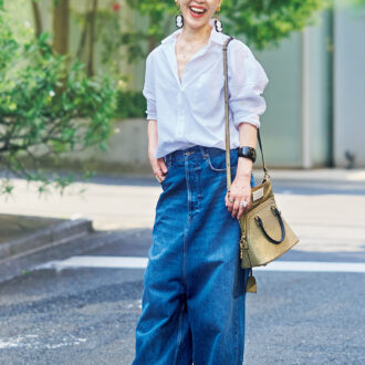 シャツ、デニム／ともにカレンソロジー、パンプス／ウィムガゼット、バッグ／メゾン マルジェラ、イヤリング／ネコアフロ、バングル／トゥデイズスペシャル、メガネ／ファースアファース（グランパグラス）