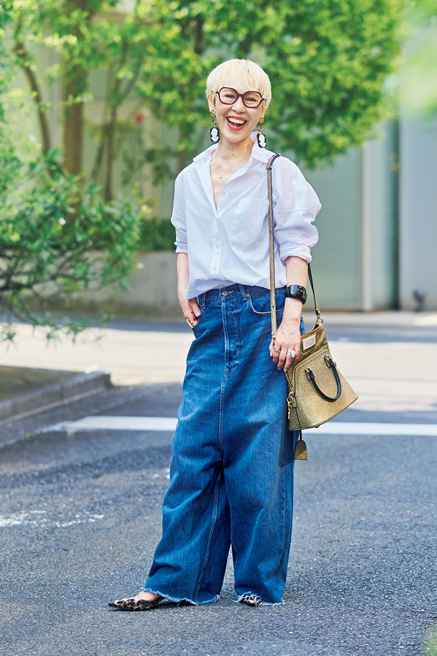 シャツ、デニム／ともにカレンソロジー、パンプス／ウィムガゼット、バッグ／メゾン マルジェラ、イヤリング／ネコアフロ、バングル／トゥデイズスペシャル、メガネ／ファースアファース（グランパグラス）