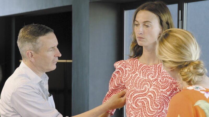 2024年6月にデザイナー職を退任したドリス・ヴァン・ノッテン。『ドリス・ヴァン・ノッテン ファブリックと花を愛する男』©2016 Reiner Holzemer Film-RTBF-Aminata bvba-BR-ARTE