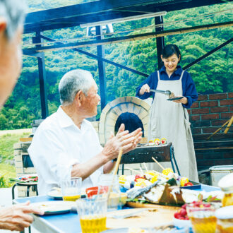 自宅に新設したかまど、石窯、バーベキュー台で、親戚やご近所さんと外ごはんを楽しむことも。