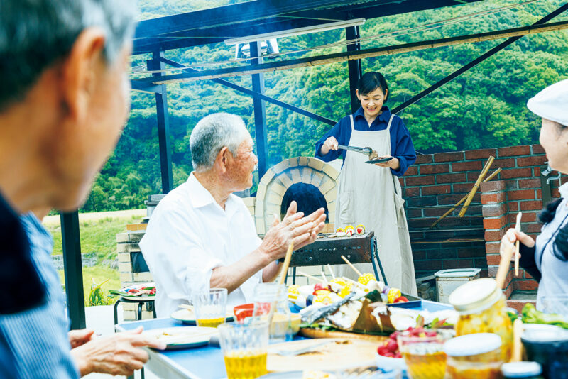 自宅に新設したかまど、石窯、バーベキュー台で、親戚やご近所さんと外ごはんを楽しむことも。