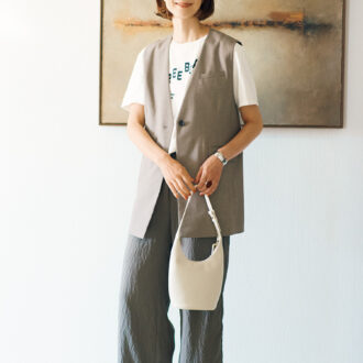 ジレ￥29,700 ／ヒューマン ウーマン、Ｔシャツ￥6,050／バルミーデイズ(UTSPR)、パンツ￥23,100／ティッカ、バッグ￥33,000 ／ローソウル、パンプス￥68,200 ／ネブローニ、バングル￥15,400／レキップ、リング￥6,480 ／アビステ