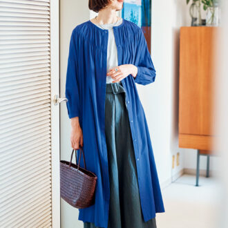 ワンピース￥26,400 ／コンジェ ペイエ アデュー トリステス、ノースリーブカットソー￥20,900／ヨーガンレール、ベルト付きワイドパンツ￥41,800／プレインピープル、レザーメッシュバッグ￥69,300／ドラゴン(ともにプレインピープル青山)、サンダル￥23,100 ／ヴィバ(ソンゴリバー)、ネックレス￥21,600 ／アビステ、七宝リング￥35,200／フィリアㇺ（フォーティーン ショールーム)