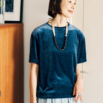 ベロアTシャツ￥12,100／ヒューマン ウーマン、スカート￥69,300／プランテーション(エイ・ネット)、ネックレス￥22,000 ／オクチジュエリー(フラッパーズ)、リング￥12,600 ／アビステ