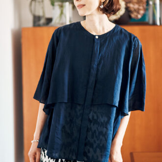 ブラウス￥31,900 ／ケイ ハヤマ プリュス、パンツ￥39,600／モガ、イヤリング￥6,820 ／イットアトリエ、ブレスレット￥12,100／サローネ サーティ(ともにフォーティーン ショールーム)