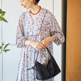 バッグ￥31,900 ／アーカイブエプク、ワンピース￥36,300 ／アデュー トリステス、ネックレス￥24,200／オクチジュエリー(フラッパーズ)
