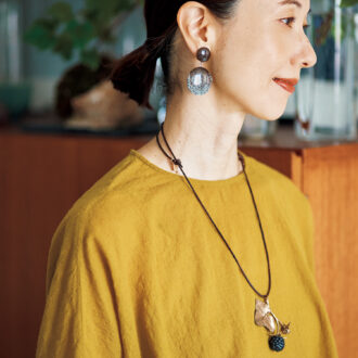 イヤリング￥8,640 ／アビステ、ベリーモチーフネックレス￥48,400 ／ルナール ビジュー(プレインピープル青山)、ウールガーゼブラウス￥17,600 ／かぐれ(かぐれ ジョイナス横浜店)