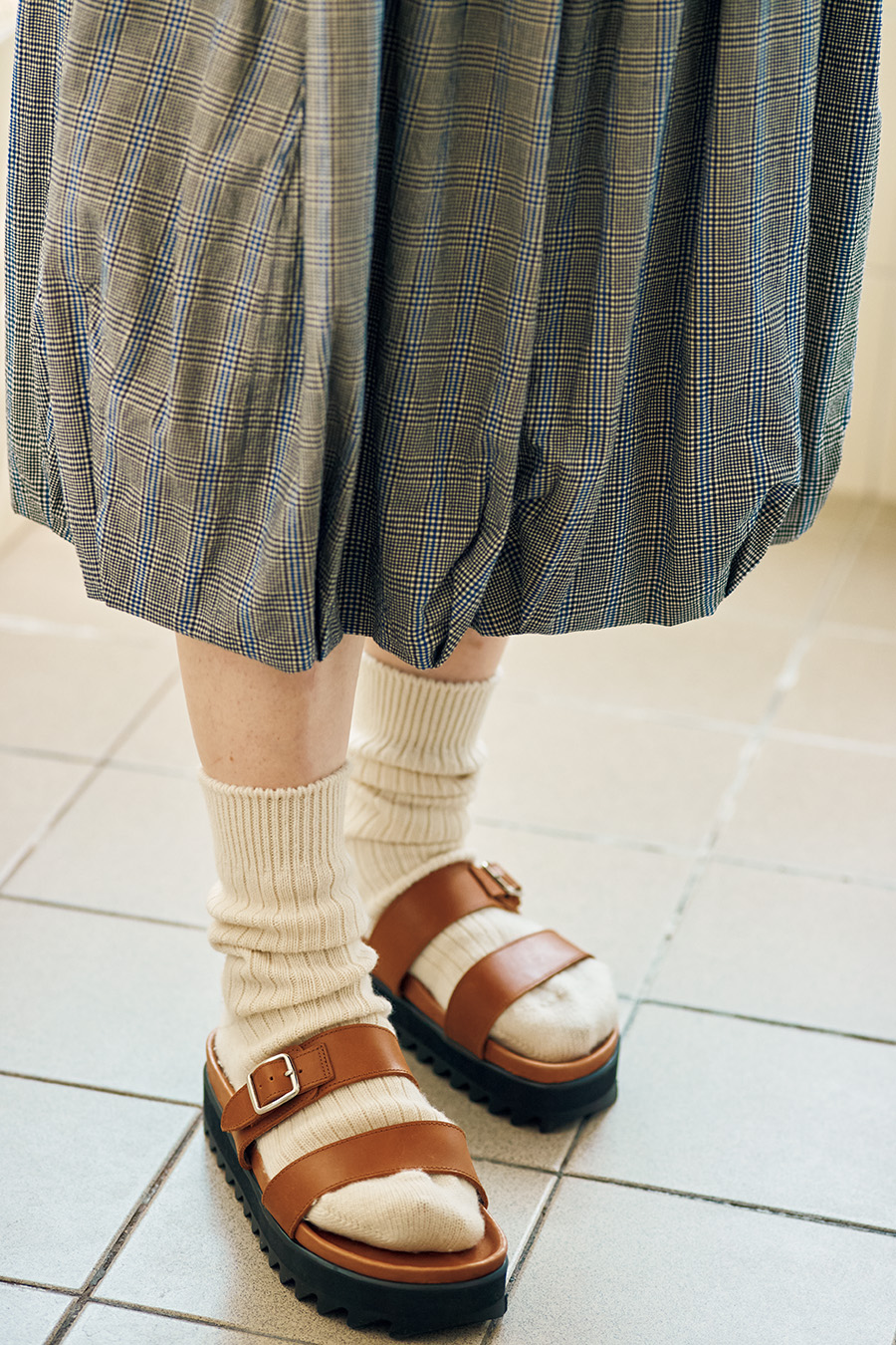 リブソックス￥9,900 ／スローン(ザ ショップ スローン神戸)、サンダル￥35,200 ／ヨーク(UTS PR)、スカート￥28,600 ／バスコネスト(バスコ)