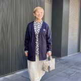 【京都スナップ】「SOU・SOU」の派手柄で着こなす50代、60代に人気のモノトーンコーデ