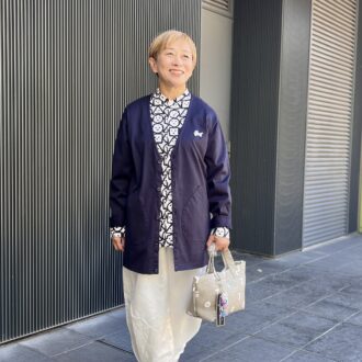 【京都スナップ】「SOU・SOU」の派手柄で着こなす50代、60代に人気のモノトーンコーデ
