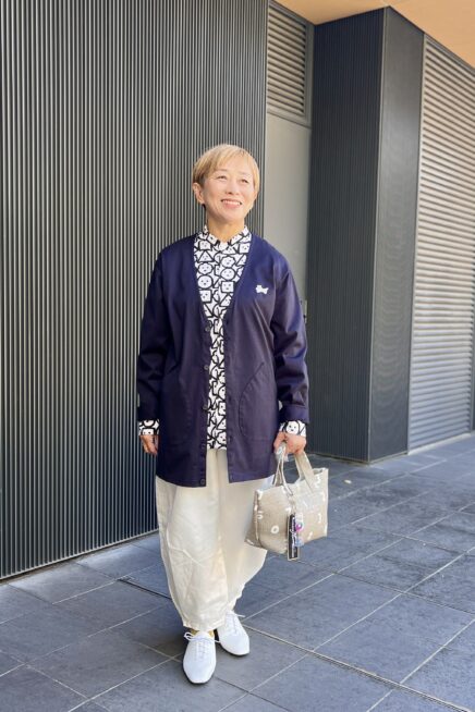 【京都スナップ】「SOU・SOU」の派手柄で着こなす50代、60代に人気のモノトーンコーデ
