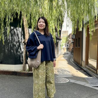 【京都スナップ】京友禅で染め上げた「SOU・SOU 着衣」の柄パンツにで個性派モード