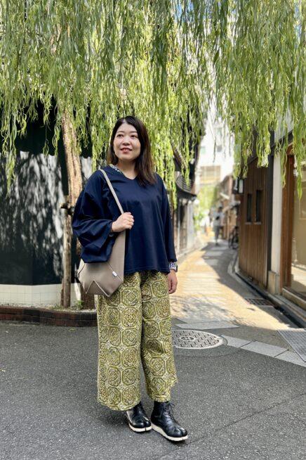 【京都スナップ】京友禅で染め上げた「SOU・SOU 着衣」の柄パンツにで個性派モード