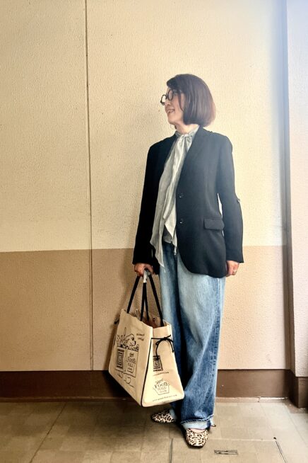 【京都スナップ】50代のデニムコーデは「ヤヌーク」と「アニエスべー」で