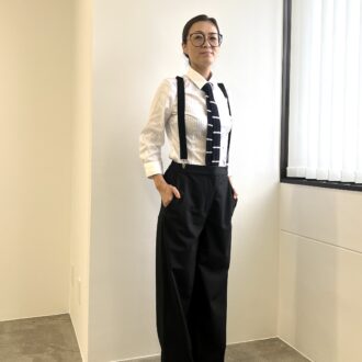 【岡山スナップ】主役はサスペンダー！ 「ポールスミス」のニットタイでレディなマニッシュスタイル