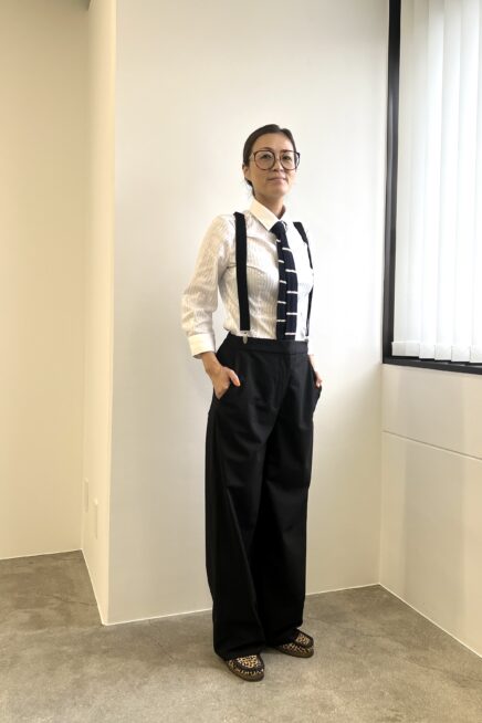 【岡山スナップ】主役はサスペンダー！ 「ポールスミス」のニットタイでレディなマニッシュスタイル