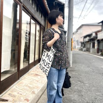 【京都スナップ】「ユニクロ」のデニムをフレンチモードな花柄シャツで秋気分に