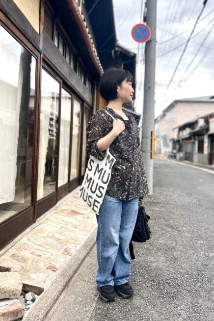 【京都スナップ】「ユニクロ」のデニムをフレンチモードな花柄シャツで秋気分に