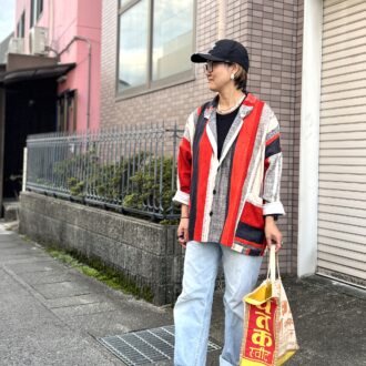 【関西スナップ】大人のデニムスタイルには、素材感のあるアウターをチョイス