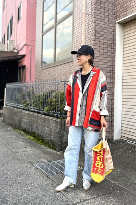 【関西スナップ】大人のデニムスタイルには、素材感のあるアウターをチョイス