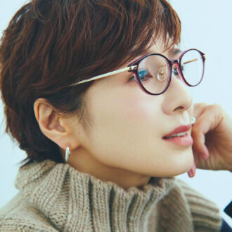 ラメ感のあるテンプルで横顔美人になるる、「ネオエレガンス」なデザイン。ALMｰ07（ワイン）￥41,800／オグラ眼鏡店