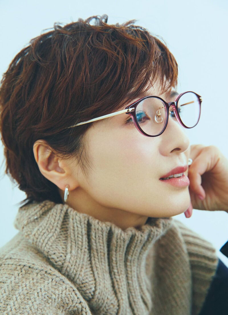 ラメ感のあるテンプルで横顔美人になるる、「ネオエレガンス」なデザイン。ALMｰ07（ワイン）￥41,800／オグラ眼鏡店